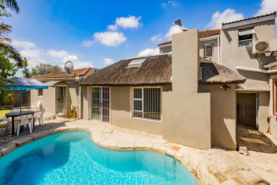 6 Bedroom Property for Sale in Uitzicht Western Cape